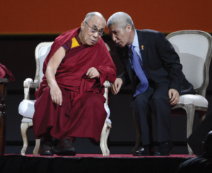 Dr. Thupten Jinpa com Sua Santidade o Dalai Lama Fotografia pela EPA / Newscom