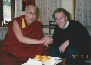 Dr. Barry Kerzin com o Dalai Lama antes de se tornar um monge (em 1987)