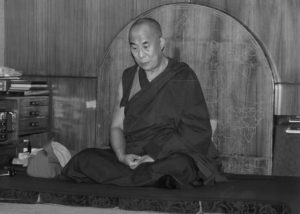 O Dalai Lama em sua meditação diária em sua residência