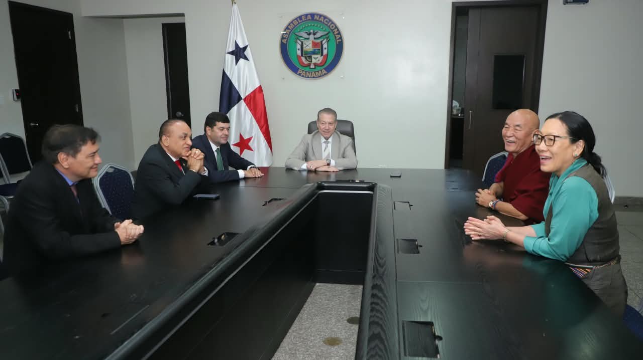 Ven. Thubten Wangchen e Tencho Gyatso em reunião na Assembleia Nacional do Panamá